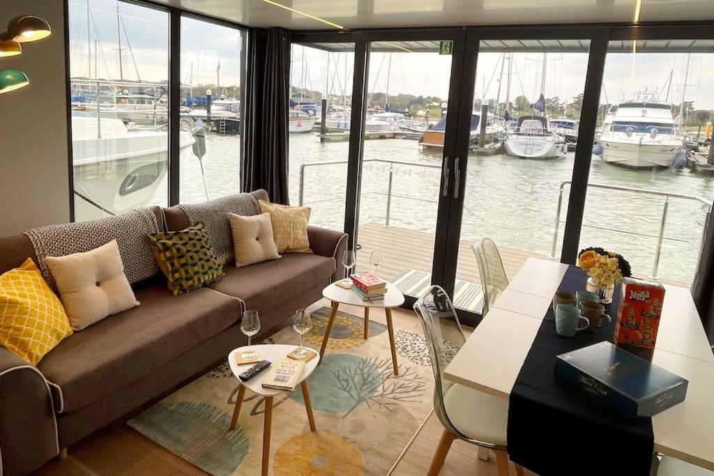 Yarmouth Waterlodge Floating Apartments 2 Экстерьер фото